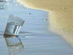 ilustrasi-minum-air-laut_20181018_093020.jpg