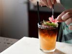 ilustrasi-minuman-di-bar-hotel.jpg