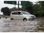 ilustrasi-mobil-terjang-banjir.jpg