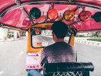 ilustrasi-naik-tuk-tuk-di-bangkok-thailand.jpg