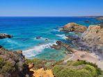 ilustrasi-pantai-zambujeira-do-mar-di-portugal.jpg