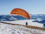 ilustrasi-paragliding-di-pegunungan-alpen-prancis.jpg