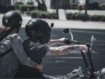 ilustrasi-pasangan-bule-naik-motor.jpg