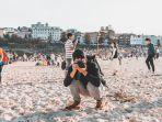 ilustrasi-pelancong-yang-menggunakan-kamera-mirrorless-untuk-mengabadikan-foto-saat-traveling.jpg