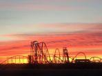 ilustrasi-pemandangan-taman-hiburan-six-flags-great-adventure-saat-malam-hari.jpg