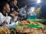ilustrasi-pembeli-yang-menikmati-makan-malam-di-angkringan.jpg