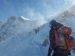 ilustrasi-pendaki-yang-mendaki-gunung-es-saat-badai.jpg