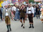 ilustrasi-pengunjung-mengenakan-kostum-lederhosen.jpg