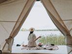 ilustrasi-pengunjung-menikmati-glamping-saat-musim-gugur-di-tokyo-jepang.jpg