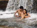 ilustrasi-pengunjung-menikmati-liburan-di-curug.jpg