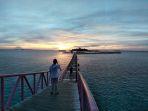 ilustrasi-pengunjung-menikmati-senja-di-pantai-tidung.jpg