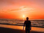 ilustrasi-pengunjung-menikmati-sunset-di-pinggir-pantai.jpg