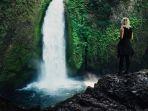 ilustrasi-pengunjung-yang-mengabadikan-momen-di-dekat-curug.jpg