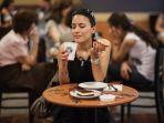 ilustrasi-pengunjung-yang-menikmati-minuman-di-kafe.jpg