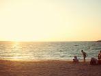 ilustrasi-pengunjung-yang-menikmati-sunset-bersama-keluarga-di-pantai.jpg