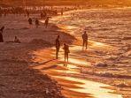 ilustrasi-pengunjung-yang-menikmati-sunset-di-pantai.jpg