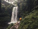 ilustrasi-pengunjung-yang-menjelajah-curug.jpg