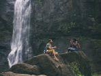 ilustrasi-pengunjung-yang-sedang-bersendau-gurau-di-bawah-curug.jpg