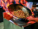 ilustrasi-penjual-yang-sedang-memasak-bakmi-jawa.jpg
