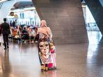 ilustrasi-perempuan-di-bandara-doha.jpg