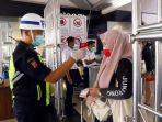 ilustrasi-petugas-memeriksa-calon-penumpang.jpg