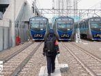 ilustrasi-petugas-mrt-di-depan-kereta.jpg