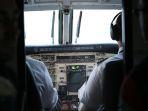 ilustrasi-pilot-duduk-di-ruangan-kokpit-pesawat.jpg