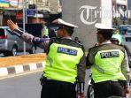 ilustrasi-polisi-melakukan-penindakan-pelanggaran-lalu-lintas-di-jalanan.jpg