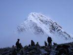 ilustrasi-puncak-everest-himalaya.jpg