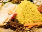 ilustrasi-sajian-nasi-kuning-dengan-aneka-lauk.jpg