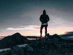 ilustrasi-selfie-dengan-latar-belakang-sunrise.jpg