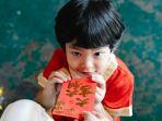 ilustrasi-seorang-anak-yang-mendapatkan-angpao-saat-tahun-baru-imlek.jpg