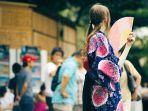 ilustrasi-seorang-gadis-yang-menikmati-festival-musim-panas-jepang-sambil-mengenakan-yukata.jpg