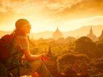 ilustrasi-seorang-traveler-sedang-liburan.jpg