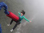 ilustrasi-seorang-wanita-yang-mencoba-bungee-jumping1.jpg