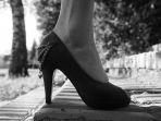 ilustrasi-seorang-wanita-yang-mengenakan-high-heels.jpg