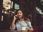 ilustrasi-seorang-wanita-yang-menikmati-sore-di-kafe-outdoor.jpg