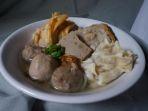 ilustrasi-seporsi-bakso-di-denpasar-bali-untuk-makan-siang.jpg