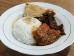 ilustrasi-seporsi-nasi-gudeg-di-jogja-buat-makan-malam.jpg