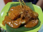 ilustrasi-seporsi-sate-padang-di-bekasi-jawa-barat-untuk-menu-makan-malam.jpg