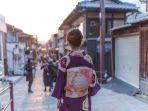 ilustrasi-solo-traveler-wanita-yang-menikmati-liburan-ke-jepang.jpg