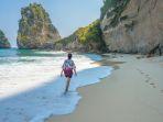 ilustrasi-solo-traveler-yang-sedang-menikmati-wisata-di-nusa-penida.jpg
