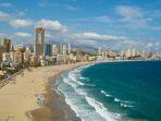 ilustrasi-suasana-pantai-di-benidorm-spanyol.jpg