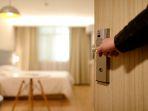 ilustrasi-tamu-yang-membuka-pintu-kamar-hotel-yang-diinapi.jpg