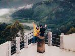 ilustrasi-traveler-berfoto-di-menara-pandang-tele-pulau-samosir.jpg