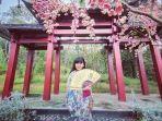 ilustrasi-traveler-berpose-di-spot-foto-sakura-hills-tawangmangu.jpg