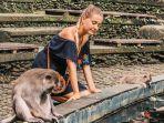 ilustrasi-traveler-sedang-bermain-dengan-monyet-di-monkey-forest.jpg