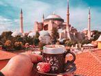 ilustrasi-traveler-sedang-liburan-ke-turki.jpg