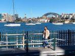 ilustrasi-traveler-yang-liburan-ke-harbour-bridge-australia.jpg