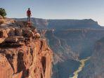 ilustrasi-turis-berpose-di-grand-canyon-amerika-serikat.jpg